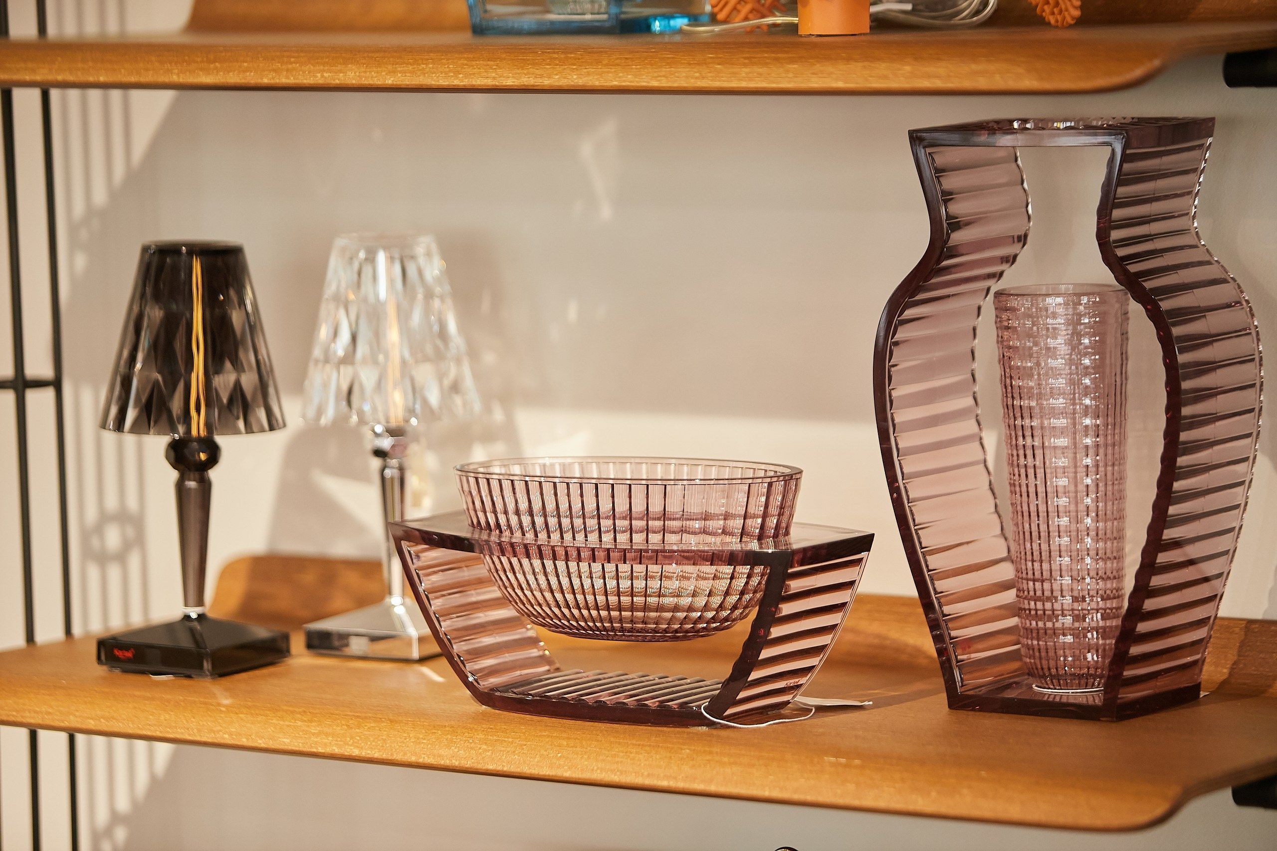 Сравнение ваз из разных материалов: керамика, стекло, металл