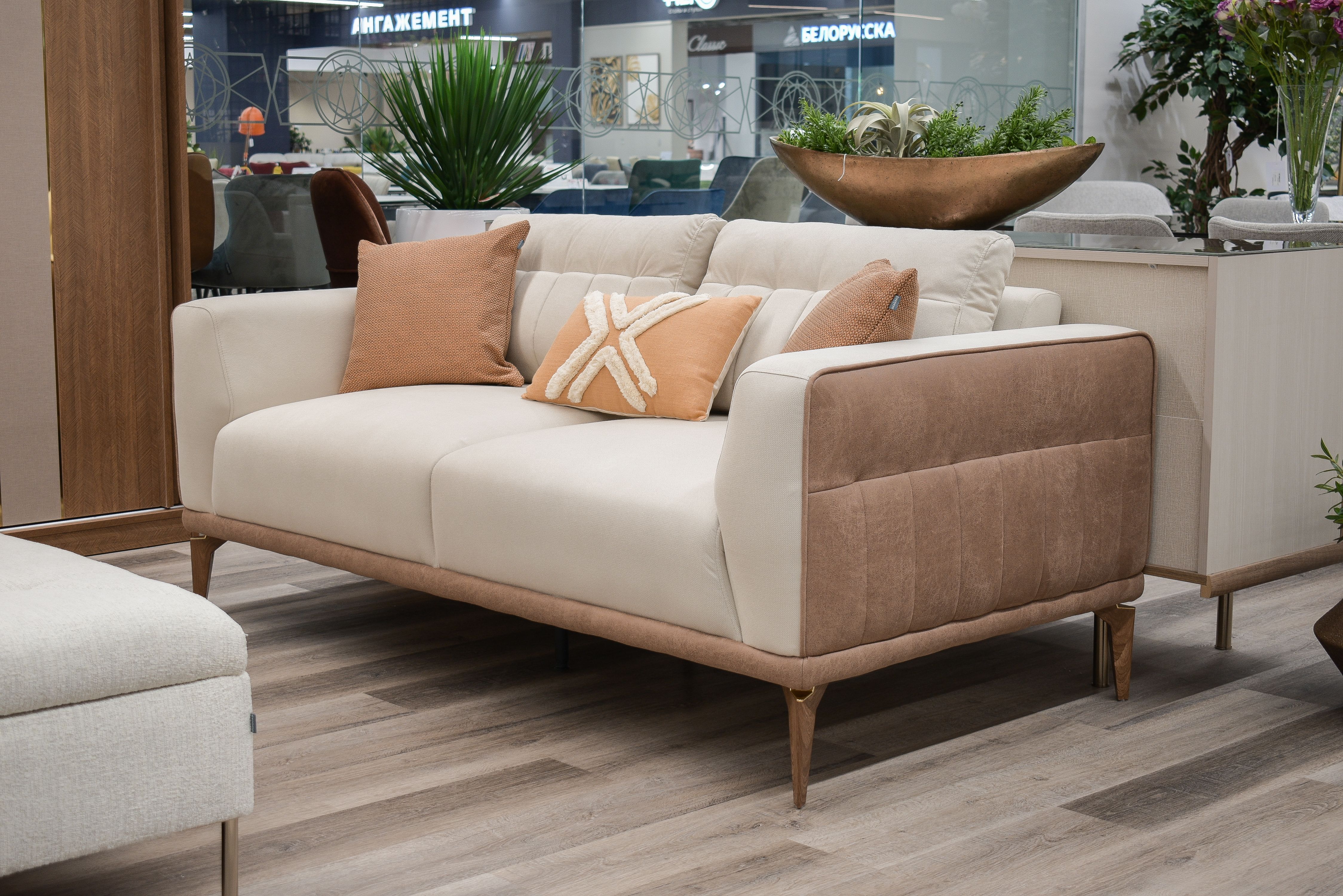 Как выбрать диван для гостиной с ограниченным пространством