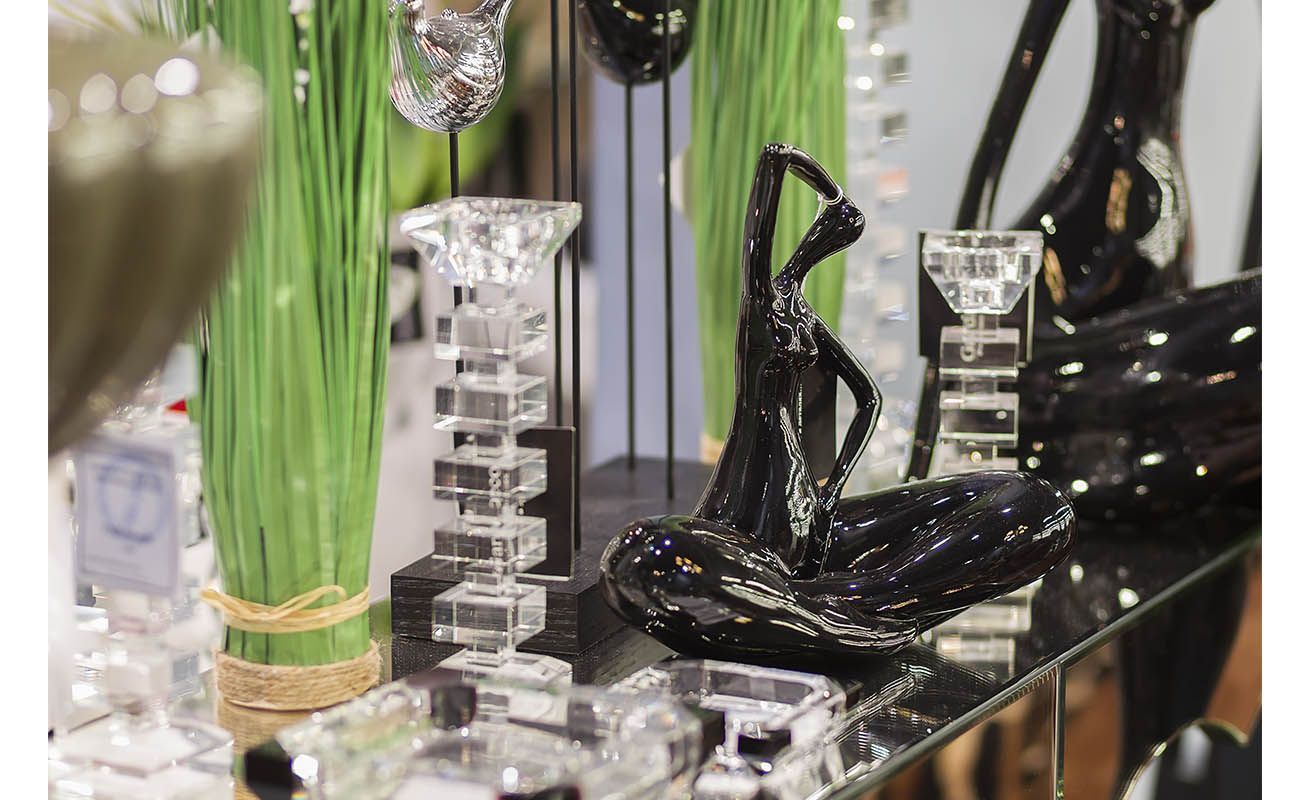 Статуэтки из различных материалов: камень, дерево, металл