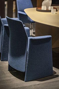 Стул Downtown Conference 580x630x875